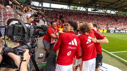 18.05.2024, Berlin: Fußball: Bundesliga, 1. FC Union Berlin - SC Freiburg, 34. Spieltag, Stadion An der Alten Försterei. Unions Spieler bejubeln das Tor zum 2:1. WICHTIGER HINWEIS: Gemäß den Vorgaben der DFL Deutsche Fußball Liga bzw. des DFB Deutscher Fußball-Bund ist es untersagt, in dem Stadion und/oder vom Spiel angefertigte Fotoaufnahmen in Form von Sequenzbildern und/oder videoähnlichen Fotostrecken zu verwerten bzw. verwerten zu lassen. Foto: Andreas Gora/dpa +++ dpa-Bildfunk +++