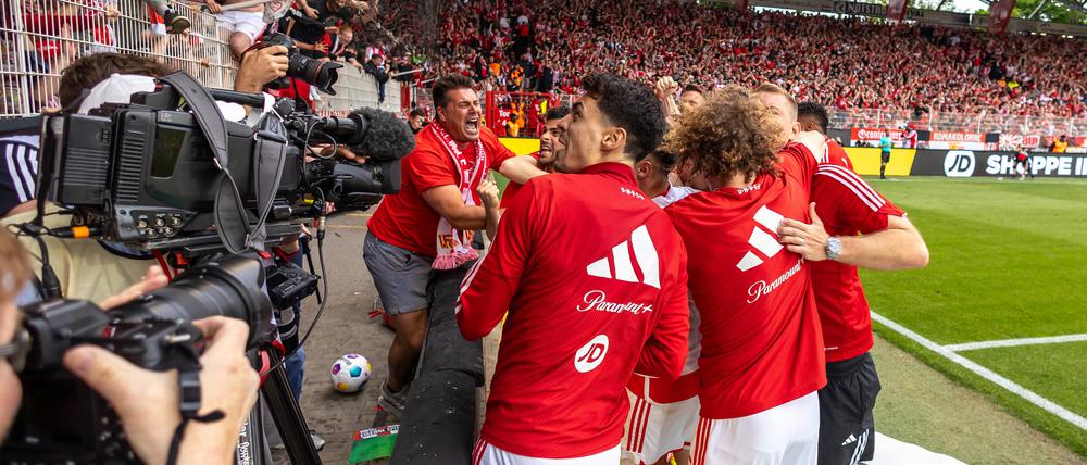 18.05.2024, Berlin: Fußball: Bundesliga, 1. FC Union Berlin - SC Freiburg, 34. Spieltag, Stadion An der Alten Försterei. Unions Spieler bejubeln das Tor zum 2:1. WICHTIGER HINWEIS: Gemäß den Vorgaben der DFL Deutsche Fußball Liga bzw. des DFB Deutscher Fußball-Bund ist es untersagt, in dem Stadion und/oder vom Spiel angefertigte Fotoaufnahmen in Form von Sequenzbildern und/oder videoähnlichen Fotostrecken zu verwerten bzw. verwerten zu lassen. Foto: Andreas Gora/dpa +++ dpa-Bildfunk +++