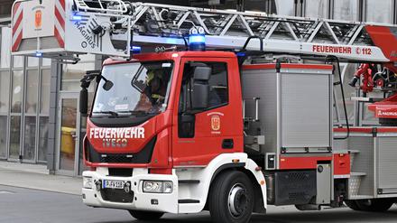 Feuerwehrfahrzeug im Einsatz.