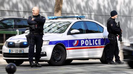 Französische Polizeibeamte stehen vor dem Polizeizentrum des 14. Bezirks von Paris (Symbolbild).