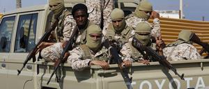 Anhänger von Dbeiba, einem der beiden rivalisierenden Ministerpräsidenten Libyens, sitzen bewaffnet auf der Ladefläche eines Fahrzeugs. Unklar ist, wer sich nahe Tripolis Kämpfe geliefert hat (Symbolbild).