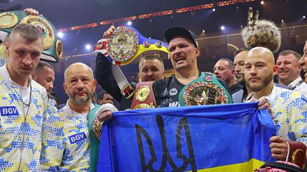 Der Ukrainer Oleksandr Usyk (C) feiert seinen Sieg über den Briten Tyson Fury am 19. Mai 2024 in der Kingdom Arena in Riad, Saudi-Arabien.