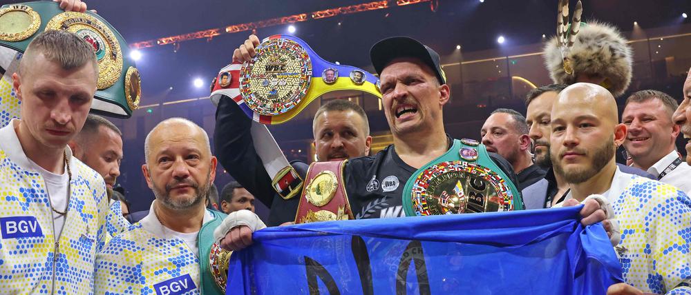 Der Ukrainer Oleksandr Usyk (C) feiert seinen Sieg über den Briten Tyson Fury am 19. Mai 2024 in der Kingdom Arena in Riad, Saudi-Arabien.