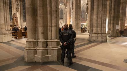 Polizeibeamte sichern während des Pontifikalamt zum Jahresabschluss den Kölner Dom. (Archivbild vom 31.12.2023)