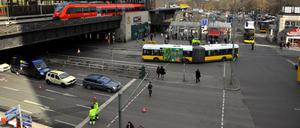 Blick auf die Straßenkreuzung und den Bahnof Zoo. (Symbolbild)