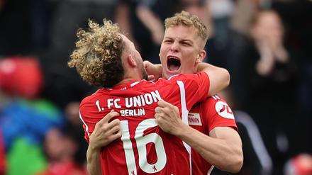 Andras Schäfer (rechts) und Benedict Hollerbach feiern den Klassenerhalt des 1. FC Union Berlin.