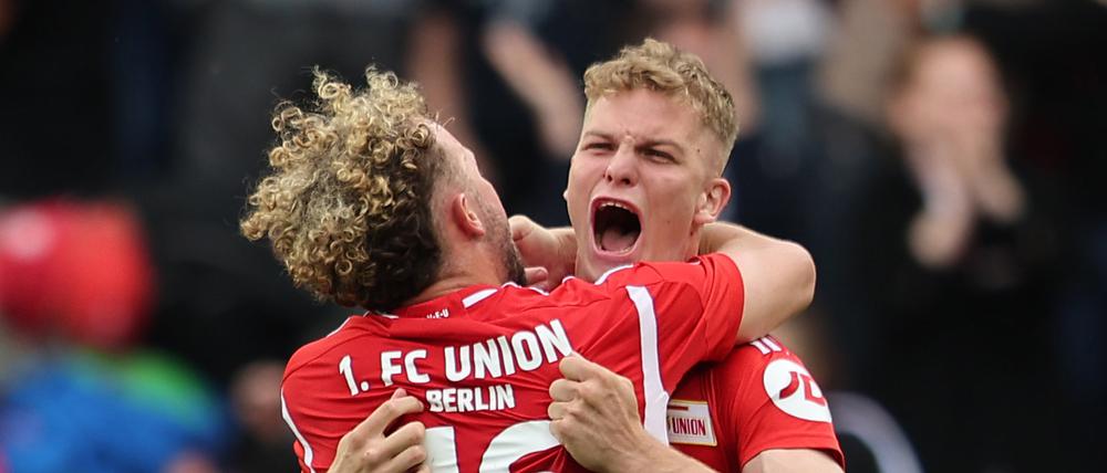 Andras Schäfer (rechts) und Benedict Hollerbach feiern den Klassenerhalt des 1. FC Union Berlin.
