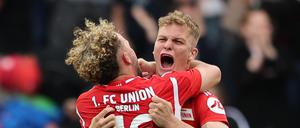 Andras Schäfer (rechts) und Benedict Hollerbach feiern den Klassenerhalt des 1. FC Union Berlin.