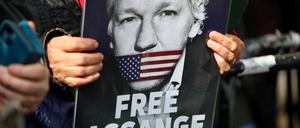 Unterstützer des Wikileaks-Gründer Julian Assange vor dem Londoner Gericht.