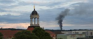 In Potsdam brannte am Samstagabend ein leerstehender Flachbau des Deutschen Wetterdienstes auf dem Telegrafenberg in der Templiner Vorstadt. Die Rauchsäule war weithin sichtbar.