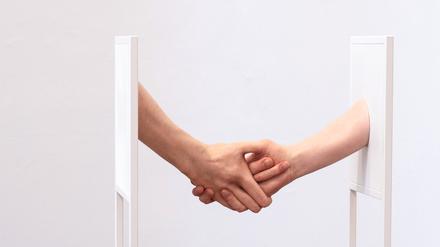 Die Skulptur „Accepting the job“ zeigt, wie schwer sich KI-gestützte Bildsoftware mit Händen tut.