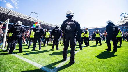 Polizeieinsatz im Fußballstadion bei einer Partie zwischen dem St. Pauli und Hansa Rostock.