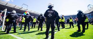 Polizeieinsatz im Fußballstadion bei einer Partie zwischen dem St. Pauli und Hansa Rostock.