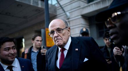 Der ehemalige New Yorker Bürgermeister Rudy Giuliani verlässt das US-Bezirksgericht, nachdem er in seiner Verleumdungsklage zur Zahlung von 148 Millionen Dollar verurteilt wurde (Archivbild).