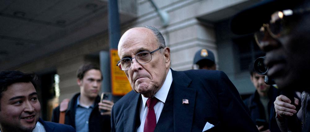 Der ehemalige New Yorker Bürgermeister Rudy Giuliani verlässt das US-Bezirksgericht, nachdem er in seiner Verleumdungsklage zur Zahlung von 148 Millionen Dollar verurteilt wurde (Archivbild).