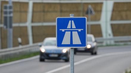 ARCHIV - 30.10.2023, Brandenburg, Mühlenbeck: Ein blau-weisses Schild weist auf den Beginn der Autobahn hin. (zu dpa: «Start ins Pfingstwochenende ohne größere Verkehrsbehinderungen») Foto: Soeren Stache/dpa +++ dpa-Bildfunk +++