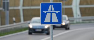 ARCHIV - 30.10.2023, Brandenburg, Mühlenbeck: Ein blau-weisses Schild weist auf den Beginn der Autobahn hin. (zu dpa: «Start ins Pfingstwochenende ohne größere Verkehrsbehinderungen») Foto: Soeren Stache/dpa +++ dpa-Bildfunk +++
