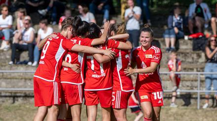 Der 1. FC Union feiert den Sieg im Berliner Pokalfinale über Viktoria 89.