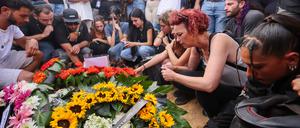 Trauernde nehmen in der zentralisraelischen Siedlung Srigim an der Beerdigung von Shani Louk teil. 