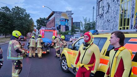 Spezialtaucher der Feuerwehr bergen den Körper eines Mannes.