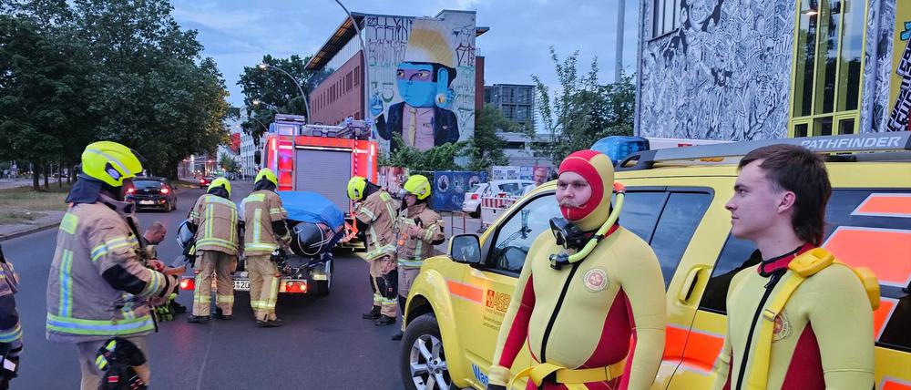 Spezialtaucher der Feuerwehr bergen den Körper eines Mannes.
