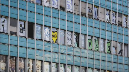 Das Logo der Berliner Verkehrsbetriebe BVG zeichnet sich als Graffiti an einem leerstehenden Buerogebaeude ab in Berlin.