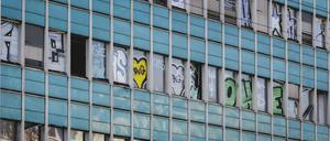 Das Logo der Berliner Verkehrsbetriebe BVG zeichnet sich als Graffiti an einem leerstehenden Buerogebaeude ab in Berlin.