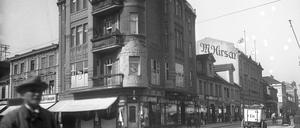 Im Hintergrund ist das Warenhaus Hirsch zu sehen, in der Brandenburger Straße 30-31.