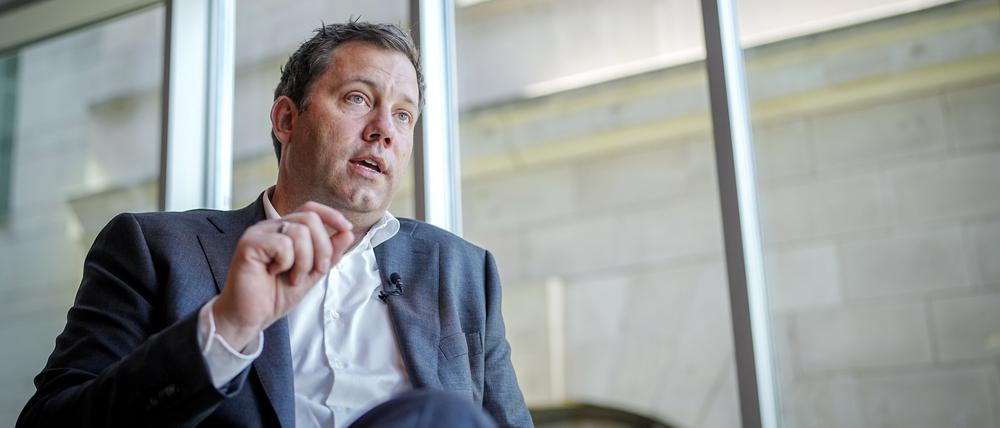 Lars Klingbeil, SPD-Bundesvorsitzender, spricht in einem Interview mit Journalisten der Deutschen Presse-Agentur.