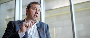 Lars Klingbeil, SPD-Bundesvorsitzender, spricht in einem Interview mit Journalisten der Deutschen Presse-Agentur.