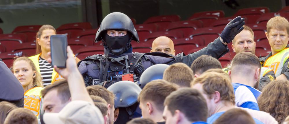 Anti-Terror-Übung der Polizei Baden-Württemberg im Stadion des VfB Stuttgart.