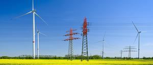 Strommasten, Windräder und Rapsfelder in Curslack, Hamburg, Deutschland *** Electricity pylons, wind turbines and rapeseed fields in Curslack, Hamburg, Germany