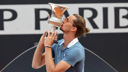 Alexander Zverev küsst den Pokal nach dem Triumph in Rom.
