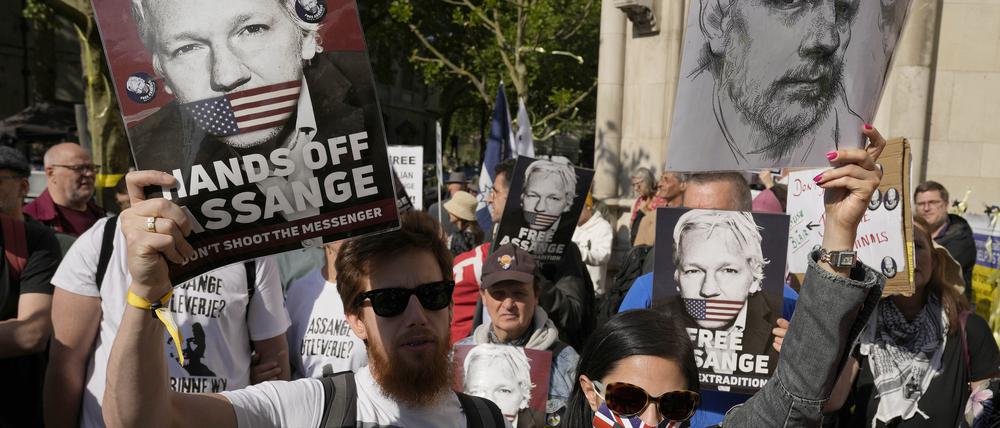 Unterstützer von Julian Assange versammeln sich vor den Royal Courts of Justice und fordern dessen Freilassung.