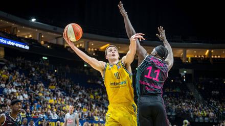 Tim Schneider (l.) und Alba sind am Dienstag zum ersten Mal im Viertelfinale auswärts gefordert.