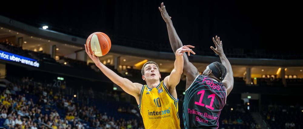 Tim Schneider (l.) und Alba sind am Dienstag zum ersten Mal im Viertelfinale auswärts gefordert.