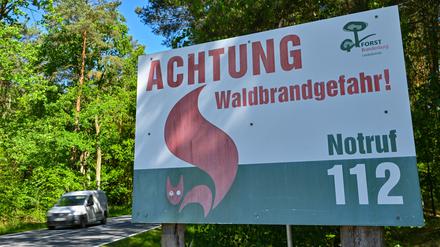 ARCHIV - 14.05.2024, Brandenburg, Briesen (Mark): Ein Schild vom Landesbetrieb Forst Brandenburg mit der Aufschrift «Achtung Waldbrandgefahr! Notruf 112». (zu dpa: «Starkregen und Waldbrandgefahr - Wetter in Deutschland zweigeteilt») Foto: Patrick Pleul/dpa +++ dpa-Bildfunk +++