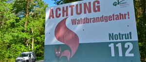 ARCHIV - 14.05.2024, Brandenburg, Briesen (Mark): Ein Schild vom Landesbetrieb Forst Brandenburg mit der Aufschrift «Achtung Waldbrandgefahr! Notruf 112». (zu dpa: «Starkregen und Waldbrandgefahr - Wetter in Deutschland zweigeteilt») Foto: Patrick Pleul/dpa +++ dpa-Bildfunk +++