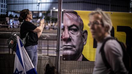 Israels Premier Benjamin Netanjahu auf einem Transparent bei Protesten.