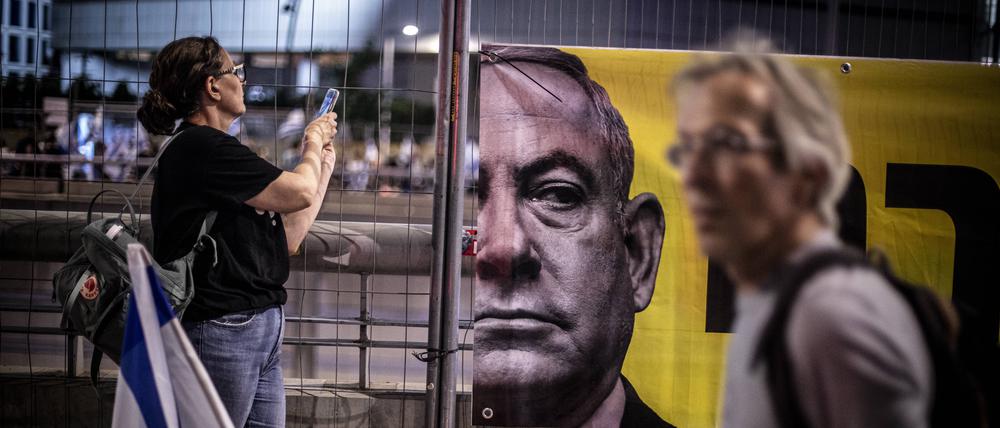 Israels Premier Benjamin Netanjahu auf einem Transparent bei Protesten.