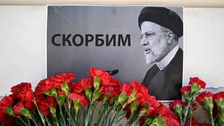 Menschen bringen Blumen als Anteilnahme zur Iranischen Botschaft in Moskau.
