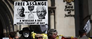 Am Tag der Auslieferungsanhörung des WikiLeaks-Gründers Julian Assange in London versammelten sich zahlreiche Unterstützer vor dem High Court.