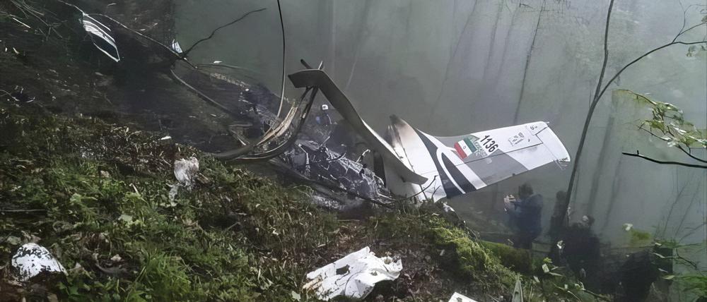 Die Überreste des Hubschraubers.