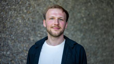 Schauspieler Nikita Buldyrski steht nach der Verleihung des Alfred-Kerr-Darstellerpreises im Rahmen des Theatertreffens im Haus der Berliner Festspiele. 