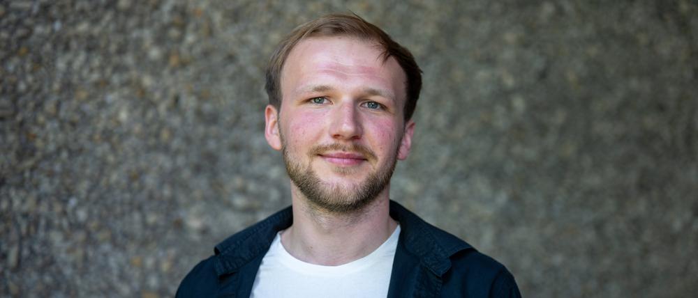Schauspieler Nikita Buldyrski steht nach der Verleihung des Alfred-Kerr-Darstellerpreises im Rahmen des Theatertreffens im Haus der Berliner Festspiele. 