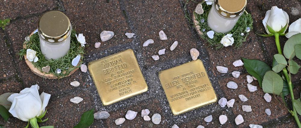 ARCHIV - 04.10.2023, Brandenburg, Spremberg: Weiße Rosen liegen neben neu verlegten Stolpersteinen zur Erinnerung an Nathan Bernfeld (1872-1950) und seine Frau Ellen Bernfeld (1898-1955). Initiiert wurde die Verlegung der Stolpersteine von der AG Spurensuche, die das Leben jüdischer Menschen in Spremberg sowie von Menschen, die aktiv im Widerstand gegen den Nationalsozialismus kämpften, erforscht. (zu dpa: «Erster Stolpersteinlauf in Potsdam - «Gegen das Vergessen»») Foto: Patrick Pleul/dpa +++ dpa-Bildfunk +++