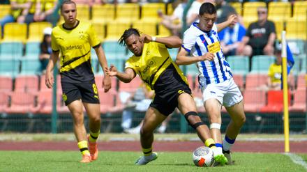 Herthas Maza (r.) im Duell um den Ball mit dem Dortmunder Kabar.  