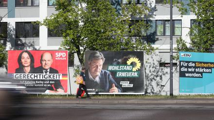Wahlplakate im Europawahlkampf, in der Mitte das der Grünen mit Robert Habeck.