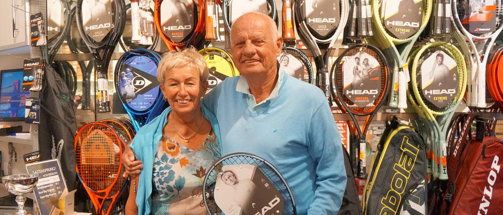 Der frühere Tennisprofi Hans-Joachim Plötz und seine Frau Gisela in ihrem Berliner Sportgeschäft "Hajo Plötz".