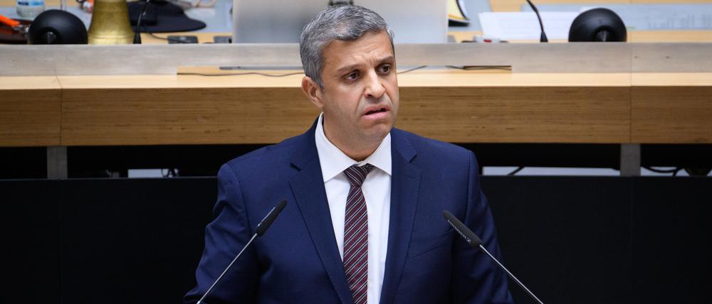 ARCHIV - 21.03.2024, Berlin: Raed Saleh (SPD) spricht bei der Plenarsitzung des Berliner Abgeordnetenhauses. (zu dpa: «Kritik aus der Partei an Wahl zum SPD-Fraktionsvorsitz») Foto: Bernd von Jutrczenka/dpa +++ dpa-Bildfunk +++